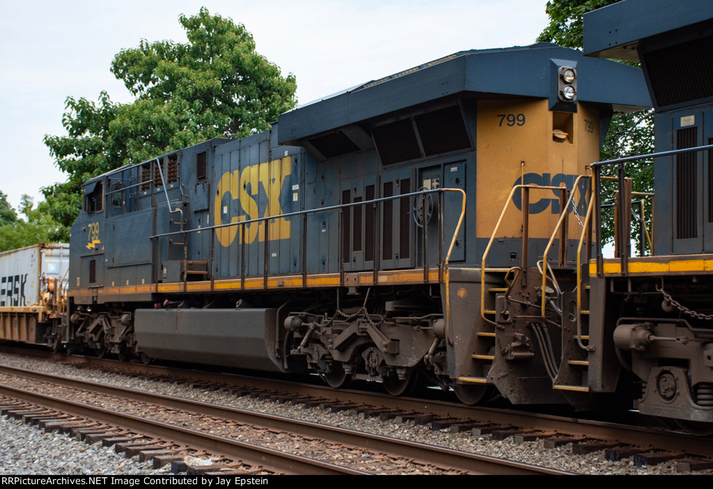 CSX 799 trails on I162